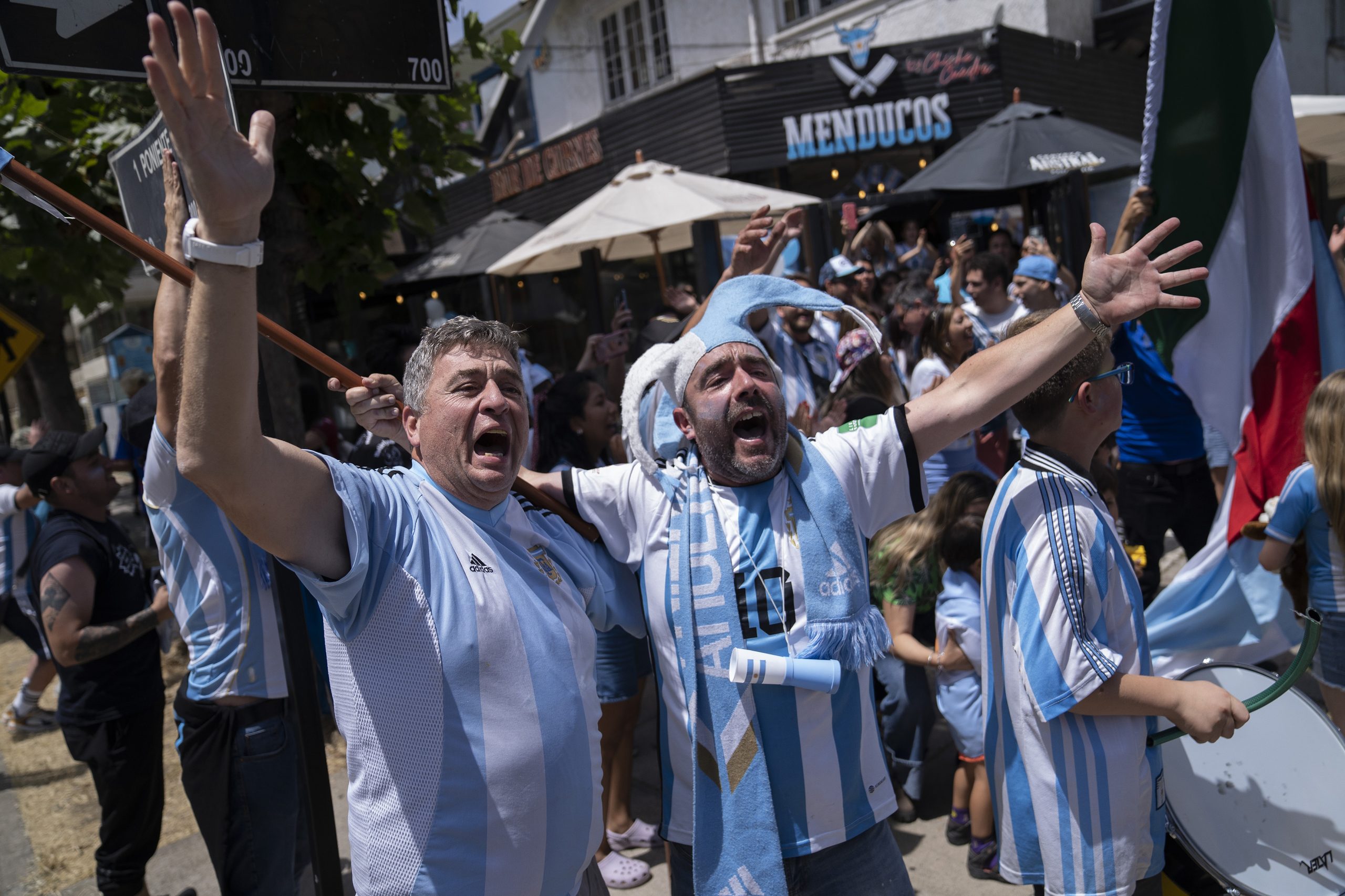 Los Hinchas Argentinos Se Vuelcan A Celebrar A Las Calles Enfoque