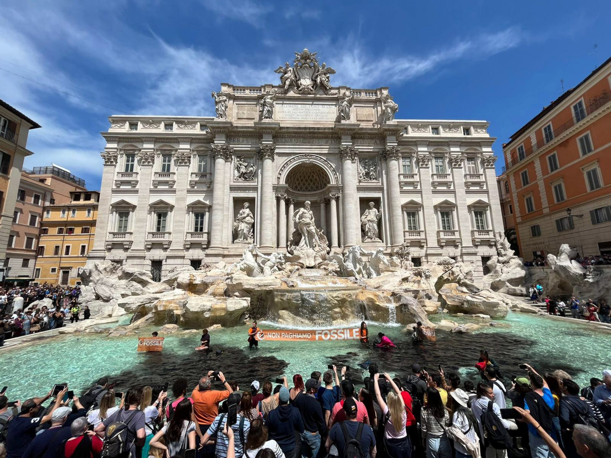 Activistas Ti En De Negro La Fontana De Trevi De Roma Te Decimos Los