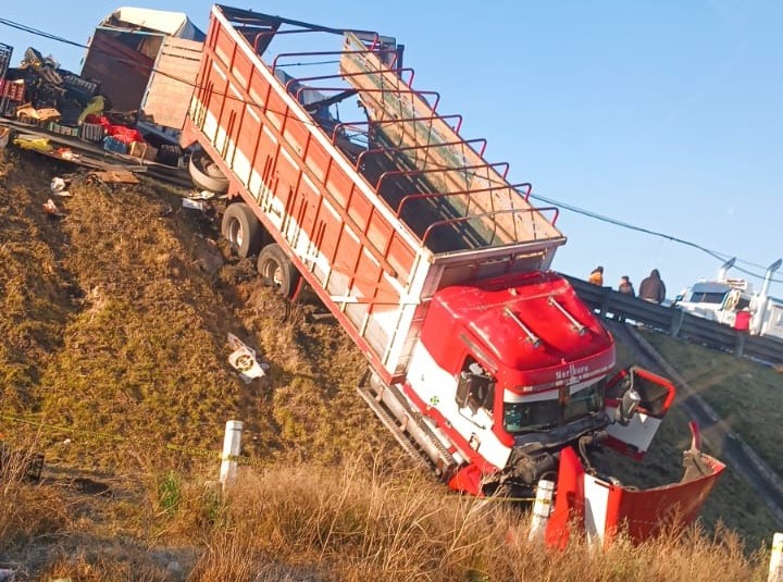 Choque De Camiones De Carga En El Circuito Exterior Mexiquense Deja