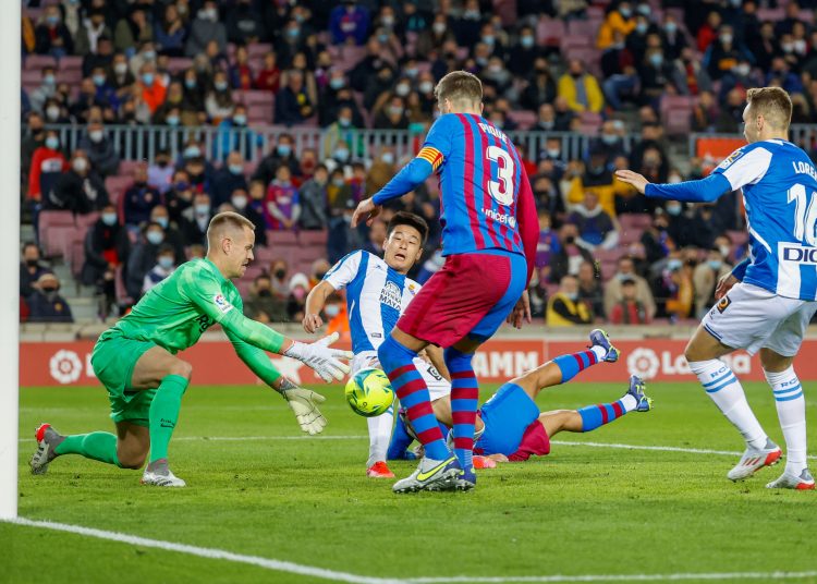 BARCELONA, 20/11/2021.- El delantero chino del RCD Espanyol Lei Wu (2i) intenta rematar ante Ter Stegen (i), portero del FC Barcelona, durante el partido de la jornada 14 de Liga en Primera División que FC Barcelona y RCD Espanyol disputan hoy sábado en el Camp Nou. EFE/Toni Albir