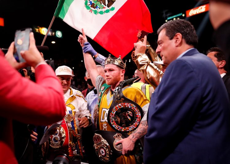 Las Vegas (United States), 07/11/2021.- Canelo Alvarez (C) of Mexico celebrates after defeating Caleb Plant of the USA at the conclusion of their super middleweight world championship title fight at the MGM Grand Garden Arena in Las Vegas, Nevada, USA, 06 November 2021. (Estados Unidos) EFE/EPA/CAROLINE BREHMAN
