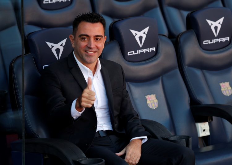 GRAFCAT9374. BARCELONA, 08/11/2021.- El nuevo entrenador del FC Barcelona, Xavi Hernández, posa en el banquillo del Camp Nou tras finalizar el acto de presentación como entrenador blaugrana. EFE/Alejandro García