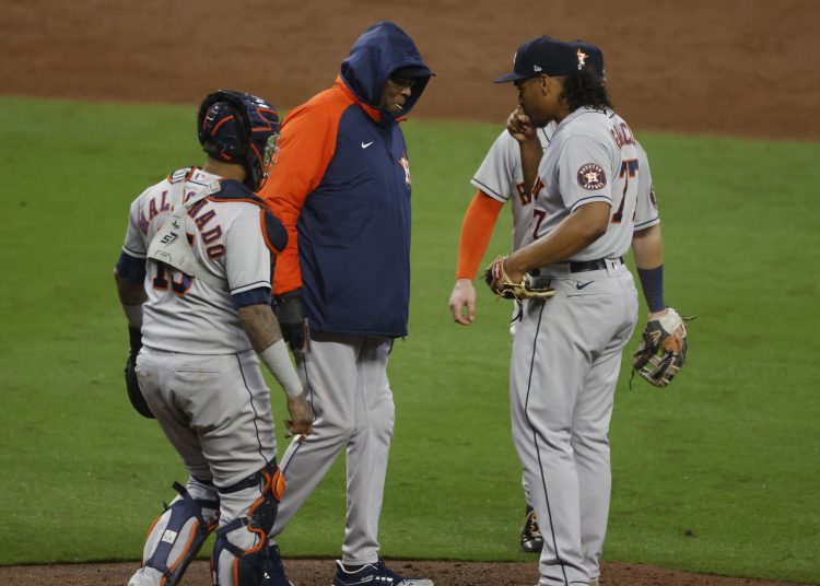Atlanta (United States), 30/10/2021.- Houston Astros manager Dusty Baker (2-L) steps up to the pitching mound to relieve Houston Astros starting pitcher Luis Garcia (R) as Houston Astros catcher Martin Maldonado (L) looks on in the fourth inning against the Atlanta Braves in game three of the Major League Baseball World Series between the American League Champion Houston Astros and the National League Champion Atlanta Braves at Truist Park in Atlanta, Georgia, USA, 29 October 2021. (Estados Unidos) EFE/EPA/ERIK S. LESSER