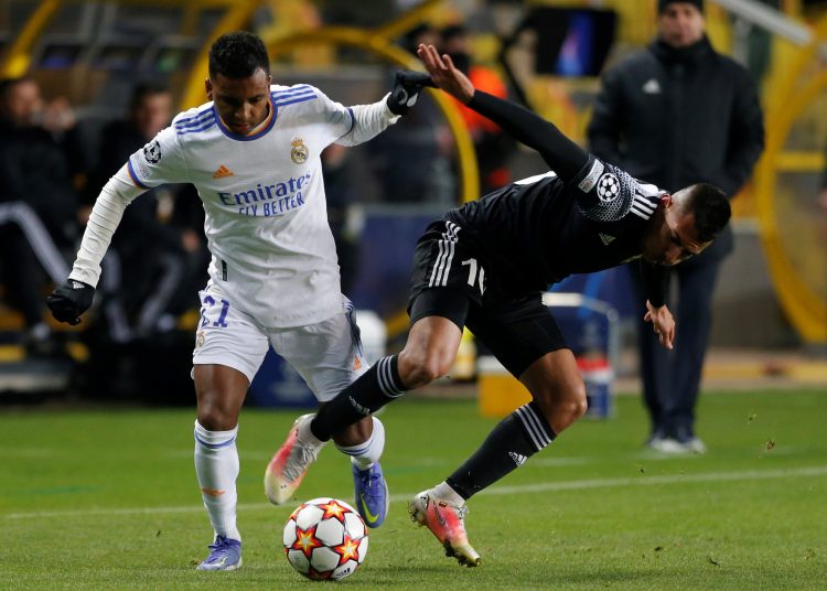 Tiraspol (Moldova, Republic Of), 24/11/2021.- Frank Castaneda (R) of Sheriff in action against Rodrygo (L) of Real Madrid during the UEFA Champions League group D soccer match between Sheriff Tiraspol and Real Madrid in Tiraspol, Moldova, 24 November 2021. (Liga de Campeones, Moldavia) EFE/EPA/Dumitru Doru