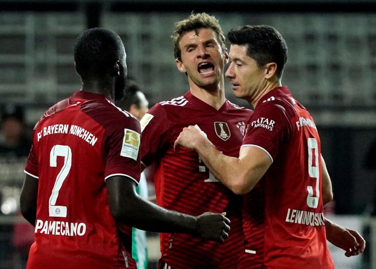 Fuerth (Germany), 24/09/2021.- Munich's Robert Lewandowski (R) celebrates with teammates after scoring the 3-0 lead during the German Bundesliga soccer match between SpVgg Greuther Fuerth and FC Bayern Munich in Fuerth, Germany, 24 September 2021. (Alemania) EFE/EPA/RONALD WITTEK CONDITIONS - ATTENTION: The DFL regulations prohibit any use of photographs as image sequences and/or quasi-video.