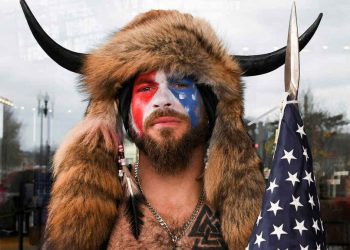 Bisonte de QAnon”, condenado a 41 meses de cárcel por el asalto al Capitolio
