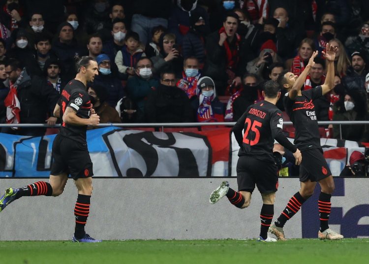 MADRID, 24/11/2021.- El centrocampista brasileño del Milan Junior Messias (d) celebra su gol, primero del partido, durante el encuentro correspondiente a la fase de grupos de la Liga de Campeones que Atlético de Madrid y Milan disputan hoy miércoles en el estadio Wanda Metropolitano de Madrid. EFE/Kiko Huesca
.