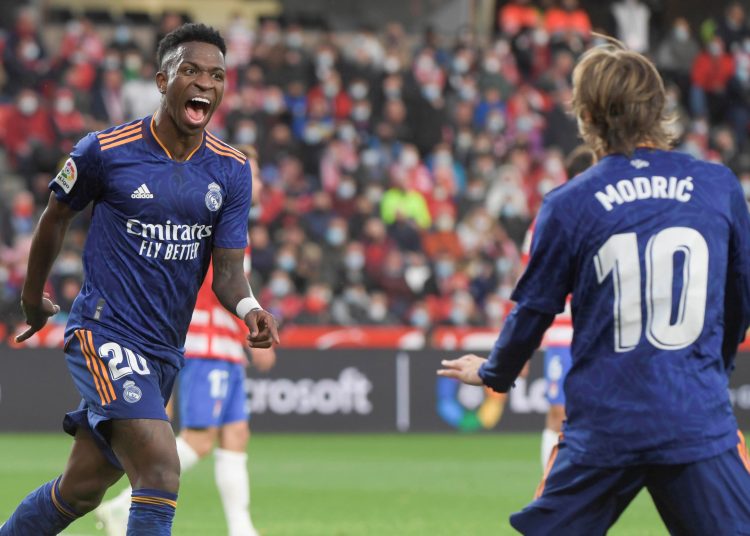 GRANADA, 21/11/2021.-El jugador del Real Madrid Vinicius Junior, celebra su gol durante el partido de la jornada 14 de LaLiga disputado este domingo en el estadio Nuevo Los Cármenes de Granada.- EFE/Miguel Ángel Molina