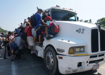 Los migrantes de la caravana avanzan en camiones por el sur de México
