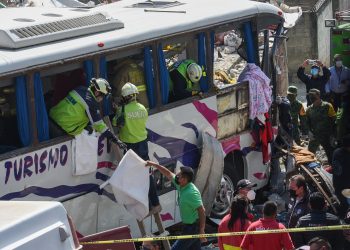 Asciende a 21 el número de personas fallecidas por accidente de autobús en Joquicingo