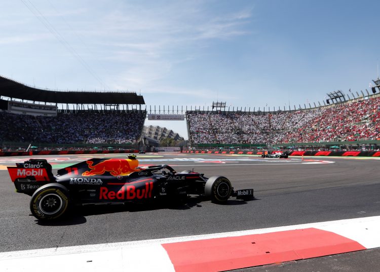 AMDEP2237. CIUDAD DE MÉXICO (MÉXICO), 07/11/2021.- El mexicano Sergio Pérez de Red Bull compite hoy, en el Gran Premio de Fórmula Uno de México que se realiza en el Autódromo Hermanos Rodríguez en Ciudad de México (México). EFE/ Mario Guzman