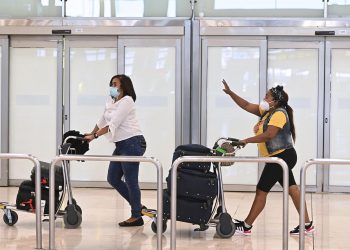 Los países de la UE acuerdan suspender los viajes a África por nueva variante de COVID-19