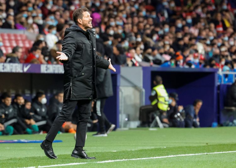 MADRID, 20/11/2021.- El entrenador del Atlético de Madrid Diego Pablo Simeone, durante el partido de la jornada 14 de LaLiga que se disputa en el estadio Wanda Metropolitano en Madrid.- EFE/ZIPI