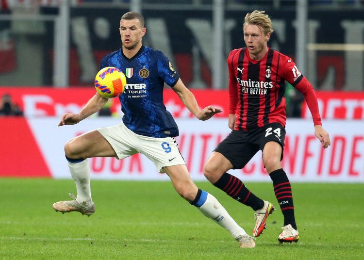 Milan (Italy), 07/11/2021.- Inter Milan'Äôs Edin Dzeko (L) and Milan'Äôs Simon Kjaer in action during the Italian Serie A soccer match between AC Milan and FC Inter at Giuseppe Meazza stadium in Milan, Italy, 07 November 2021. (Italia) EFE/EPA/MATTEO BAZZI