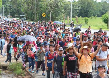 Caravana de migrantes se disuelve al entregarse a autoridades