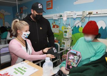 Boxeadores, autoridades del IMSS y personalidades del Consejo Mundial del Boxeo regalaron juguetes a menores atendidos en La Raza