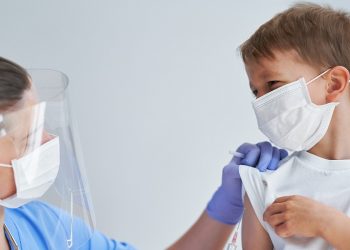 EU comienza vacunación contra COVID-19 para menores de 5 a 12 años