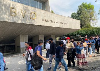 Abarrotan capitalinos sedes para vacunación de COVID-19 a rezagados