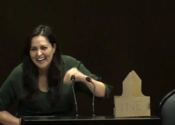 Cynthia López del PRI cae en chunga al defender presupuesto del INE