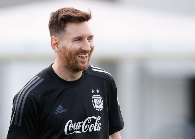 AME5813. EZEIZA (ARGENTINA), 09/11/2021.- El jugador Lionel Messi participa hoy, en un entrenamiento de la selección argentina en el predio de la Asociación del Fútbol Argentino (AFA) en la localidad de Ezeiza, a unos 37km de Buenos Aires (Argentina). Argentina se prepara para enfrentar a Uruguay y Brasil como parte de las eliminatorias sudamericanas para el Mundial de Catar 2022.EFE/ Juan Ignacio Roncoroni