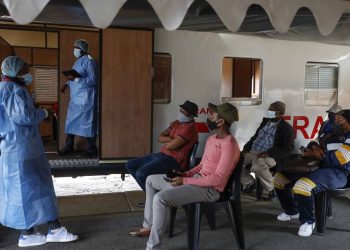 OMS critica restricciones de viaje y pide apoyo para países africanos por nueva variante