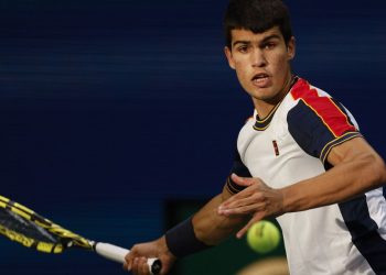 Alcaraz ilusiona, Tsitsipas se retira y cae Rublev en París