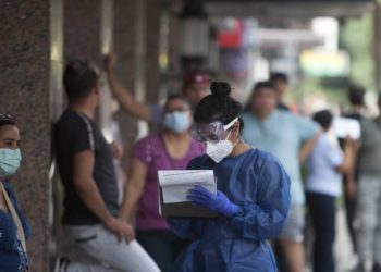 América acumula dos meses consecutivos de reducción de casos de COVID 19