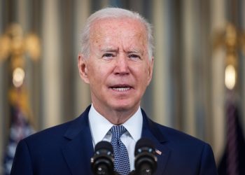 Biden y Fauci se reúnen para tratar la situación por variante Ómicron