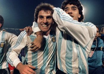 Estrellas del pasado se divirtieron jugando al fútbol en Montevideo