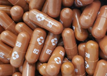 Aprueban en Gran Bretaña la primera pastilla antiviral contra COVID-19