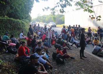 Caravanas migrantes continúan su paso por el sur de México