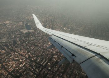 El nuevo rediseño del espacio aéreo no es compatible, además de que representa riesgos de incidentes: expertos