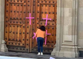 Mujeres brincan vallas y colocan cruces en Palacio Nacional