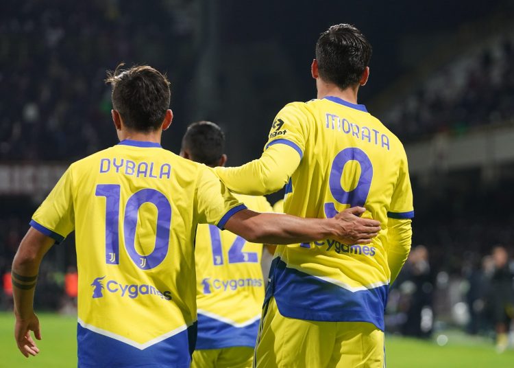 Salerno (Italy), 30/11/2021.- Juventus'Äô Alvaro Morata (R) celebrates with teammate Paulo Dybala (L) after scoring the 0-2 lead during the Italian Serie A soccer match US Salernitana vs Juventus FC at the Arechi stadium in Salerno, Italy, 30 November 2021. (Italia, Estados Unidos) EFE/EPA/MASSIMO PICA