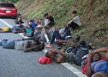 La caravana migrante que avanza por Veracruz cada vez presenta más cansancio