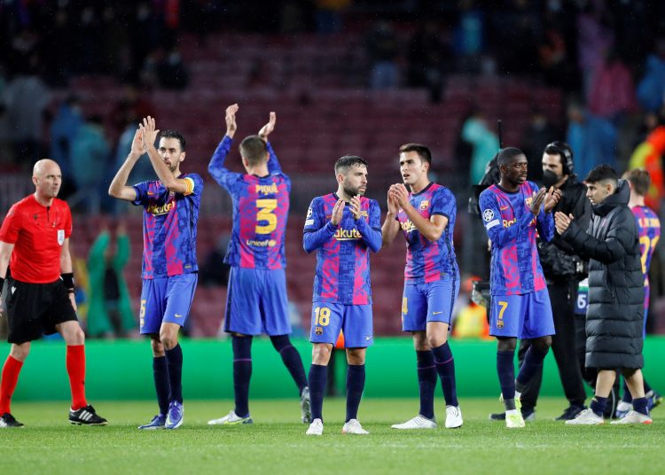 BARCELONA, 23/11/2021.- Los jugadores del FC Barcelona a la finalización del encuentro correspondiente a la fase de grupos de la Liga de Campeones que han disputado hoy martes frente al Benfica en el estadio Camp Nou, en Barcelona. EFE / Alberto Estévez.