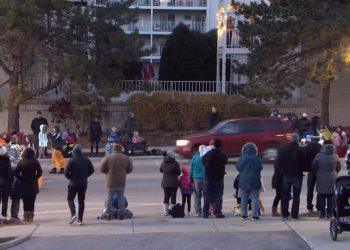Reportan varios heridos luego de que automóvil embistiera un desfile navideño en Wisconsin