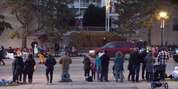 Reportan varios heridos luego de que automóvil embistiera un desfile navideño en Wisconsin