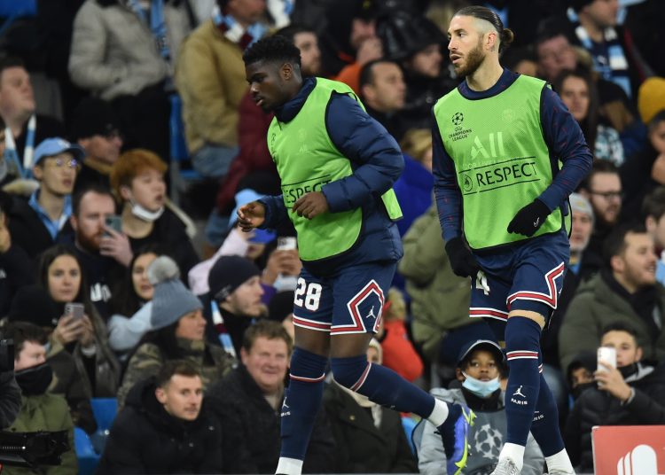 Manchester (United Kingdom), 24/11/2021.- Paris Saint-Germain's Sergio Ramos (R) and Junior Dina Ebimbe (L) warm-up during the UEFA Champions League group A soccer match between Manchester City and Paris Saint-Germain (PSG) in Manchester, Britain, 24 November 2021. (Liga de Campeones, Reino Unido) EFE/EPA/Peter Powell