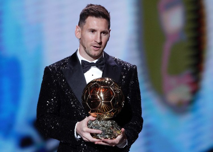 -FOTODELDIA- EA1255. PARIS (FRANCIA), 29/11/2021.- El jugador del PSG Lionel Messi gana el Balón de Oro Masculino en la ceremonia del Balón de Oro 2021 en el Teatro Chatelet de París (Francia) EFE / EPA / YOAN VALAT