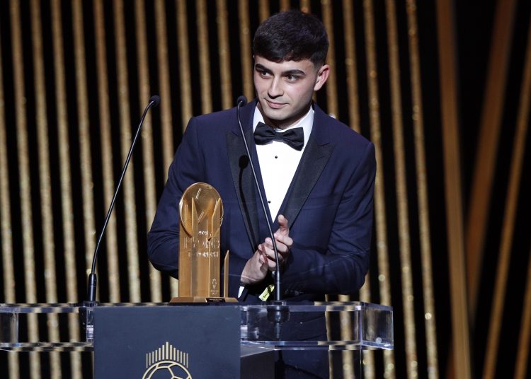 Paris (France), 29/11/2021.- Barcelona player Pedri wins the 2021 Kopa Trophy for best young player during the 2021 Ballon d'Or ceremony at Theatre du Chatelet in Paris, France, 29 November 2021. (Francia) EFE/EPA/YOAN VALAT