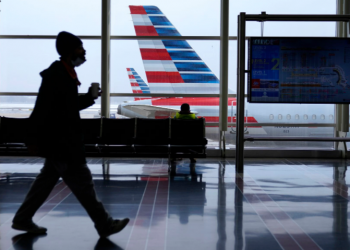 EU restringe entrada de viajeros provenientes de Sudáfrica por nueva variante de Covid