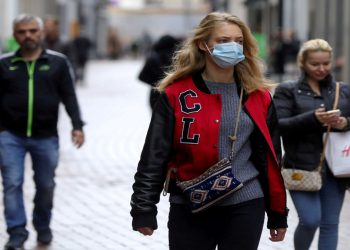 Países europeos aumentan las restricciones para afrontar nueva ola de COVID