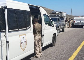 Autoridades interceptan a migrantes que viajaban hacinados en una ambulancia en Tabasco