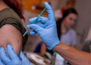 Italia acelera aplicación de dosis de refuerzo contra COVID de mayores de 18 años