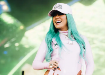 Karol G sufre una aparatosa caída durante concierto en Miami