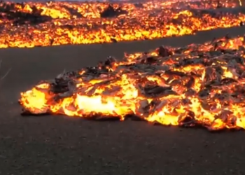 Una nueva colada de lava en La Palma destruye todo lo que encuentra a su paso
