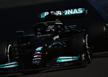 Hamilton perderá cinco puestos en parrilla al cambiar cámara de combustión