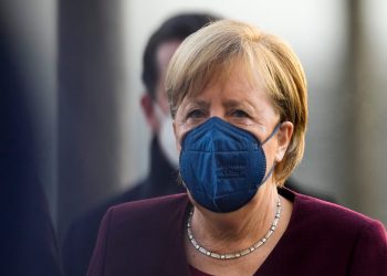 Merkel pide medidas para garantizar que vacunas no solo le produzcan en países industrializados