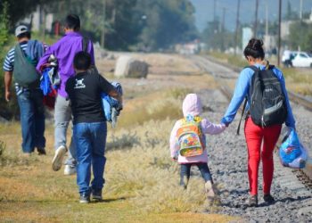 Dos caravanas migrantes se entregan a autoridades